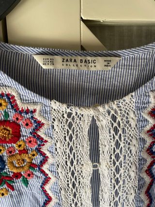 Blusa Zara bordada flores azul talla XS/S