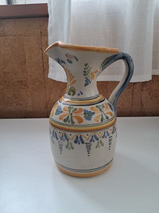 Jarrón de cerámica pintado a mano