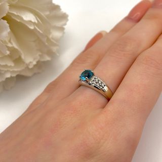 Anillo oro blanco 14kt con gema azul