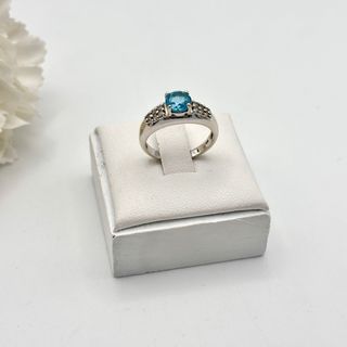Anillo oro blanco 14kt con gema azul