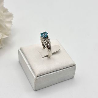 Anillo oro blanco 14kt con gema azul