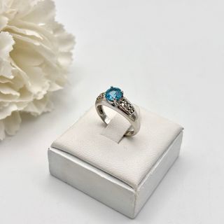 Anillo oro blanco 14kt con gema azul