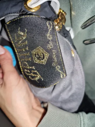 Chaqueta deportiva negra y dorada