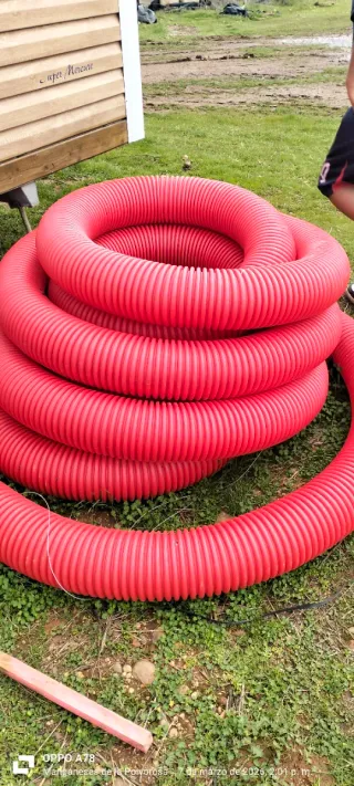 Tubo corrugado rojo para luz solo le falta solo 20