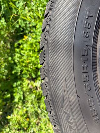 Llantas 4x100 con neumáticos nuevos