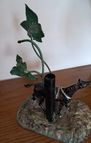 Caballo y jarrón antiguo de latón pintado