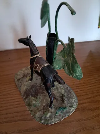 Caballo y jarrón antiguo de latón pintado