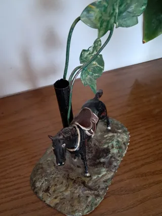 Caballo y jarrón antiguo de latón pintado