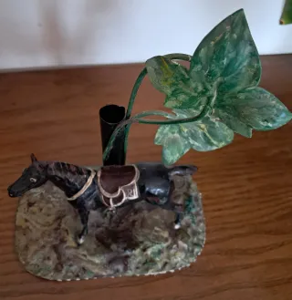 Caballo y jarrón antiguo de latón pintado