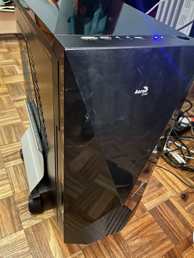 Torre Gaming AeroCool Negra