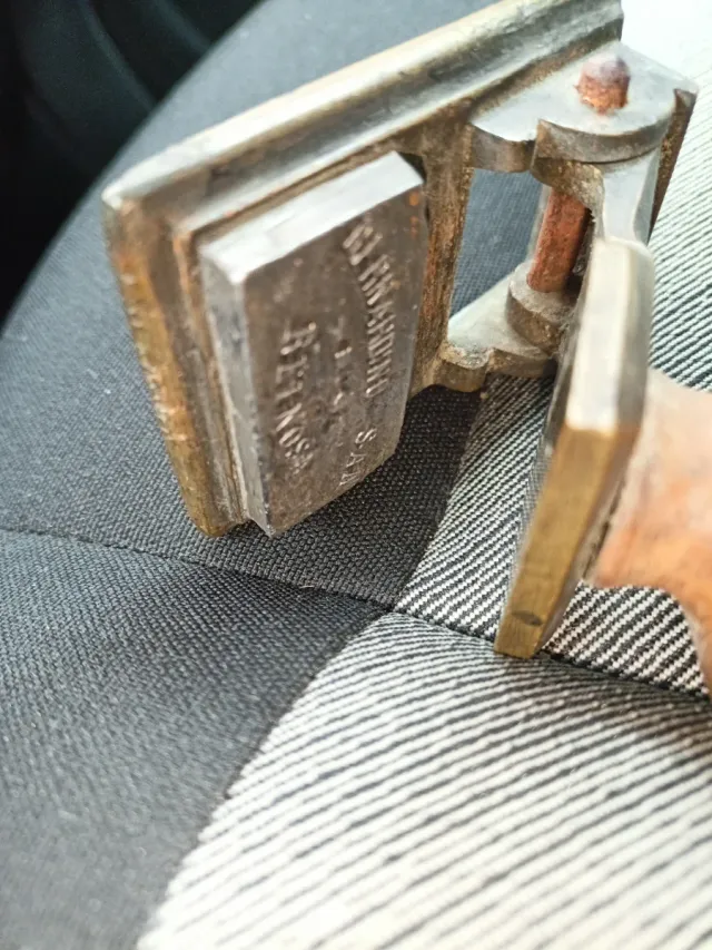 Sello antiguo metal Reinosa