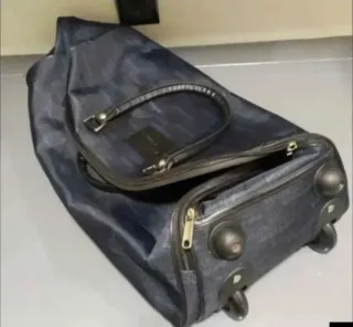 Bolso de viaje negro y azul