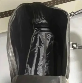 Bolso de viaje negro y azul