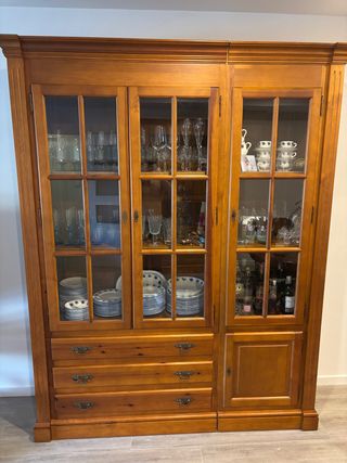 Vitrina de madera con puertas de cristal