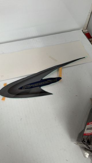 Pegatina deposito combustible para Suzuki, FREEWIND 650. Ref. 68116-04F00-CH3