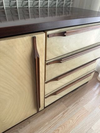 Armario bajo de madera beige y marrón