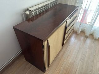 Armario bajo de madera beige y marrón