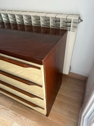 Armario bajo de madera beige y marrón