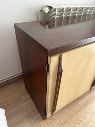 Armario bajo de madera beige y marrón