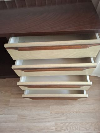 Armario bajo de madera beige y marrón