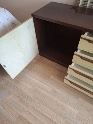 Armario bajo de madera beige y marrón