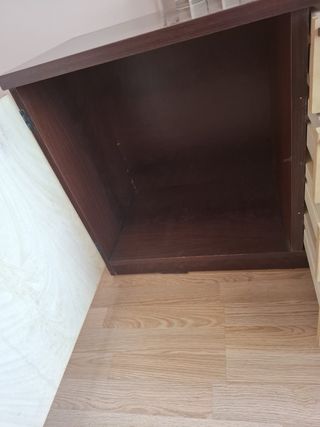 Armario bajo de madera beige y marrón