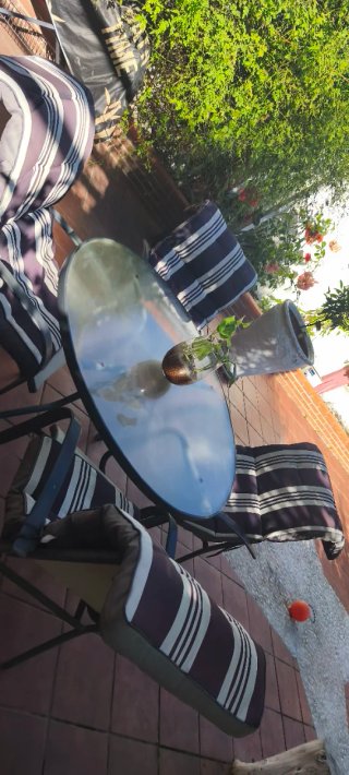 Mesa redonda cristal y 4 sillones terraza