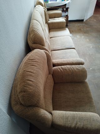 Sofá de tela beige y marrón