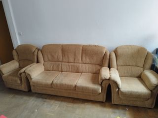 Sofá de tela beige y marrón