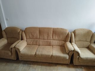 Sofá de tela beige y marrón