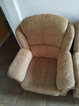 Sofá de tela beige y marrón