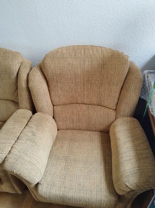 Sofá de tela beige y marrón