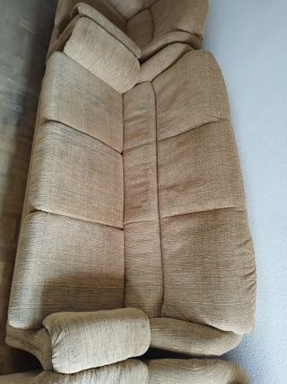 Sofá de tela beige y marrón