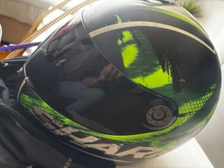 Casco de moto Shark negro y verde