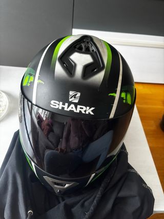 Casco de moto Shark negro y verde