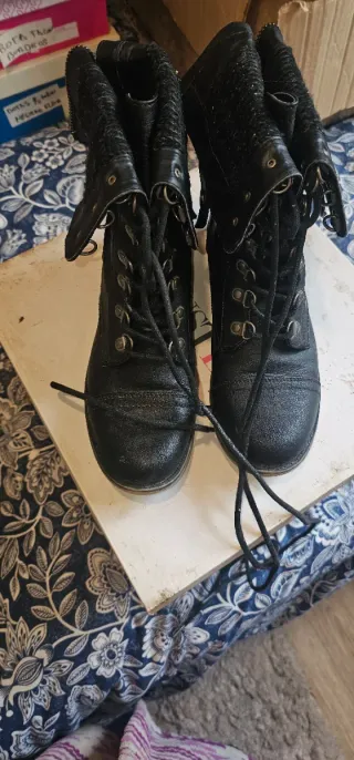 Botas negras con cordones