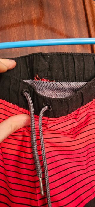 Bañador hombre rayas rojas y negras