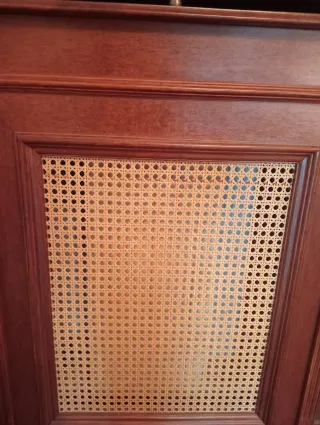 Cubre radiador de madera y ratán