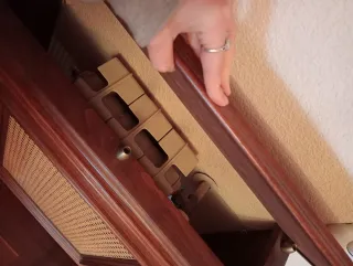 Cubre radiador de madera y ratán