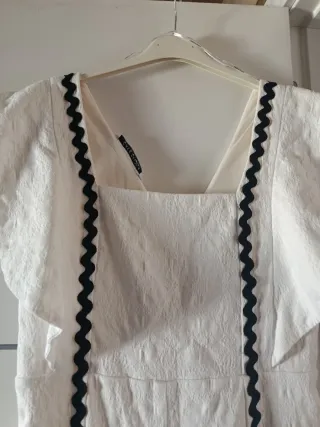 Vestido blanco con ribete negro
