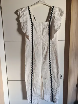 Vestido blanco con ribete negro