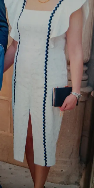 Vestido blanco con ribete negro