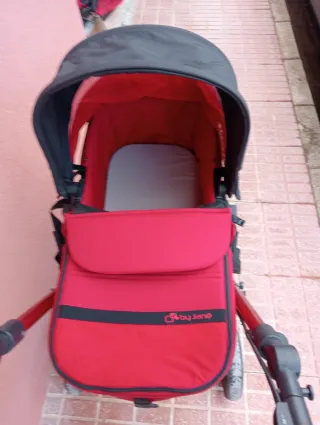 Carrito de bebé rojo