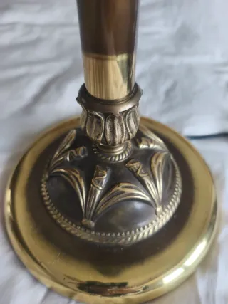 Lámpara de mesa vintage dorada y blanca