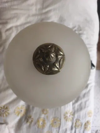 Lámpara de mesa vintage dorada y blanca