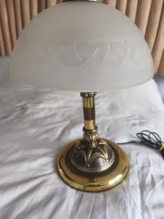 Lámpara de mesa vintage dorada y blanca