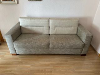 Sofá de tela beige y gris