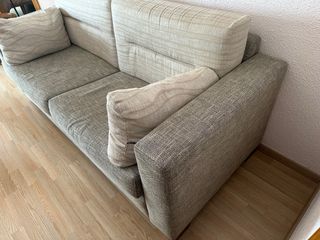 Sofá de tela beige y gris