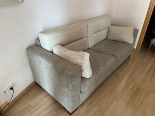 Sofá de tela beige y gris