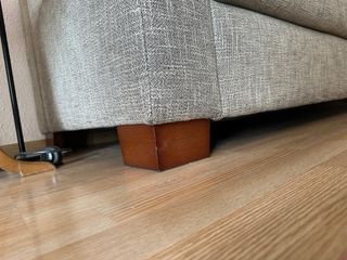 Sofá de tela beige y gris